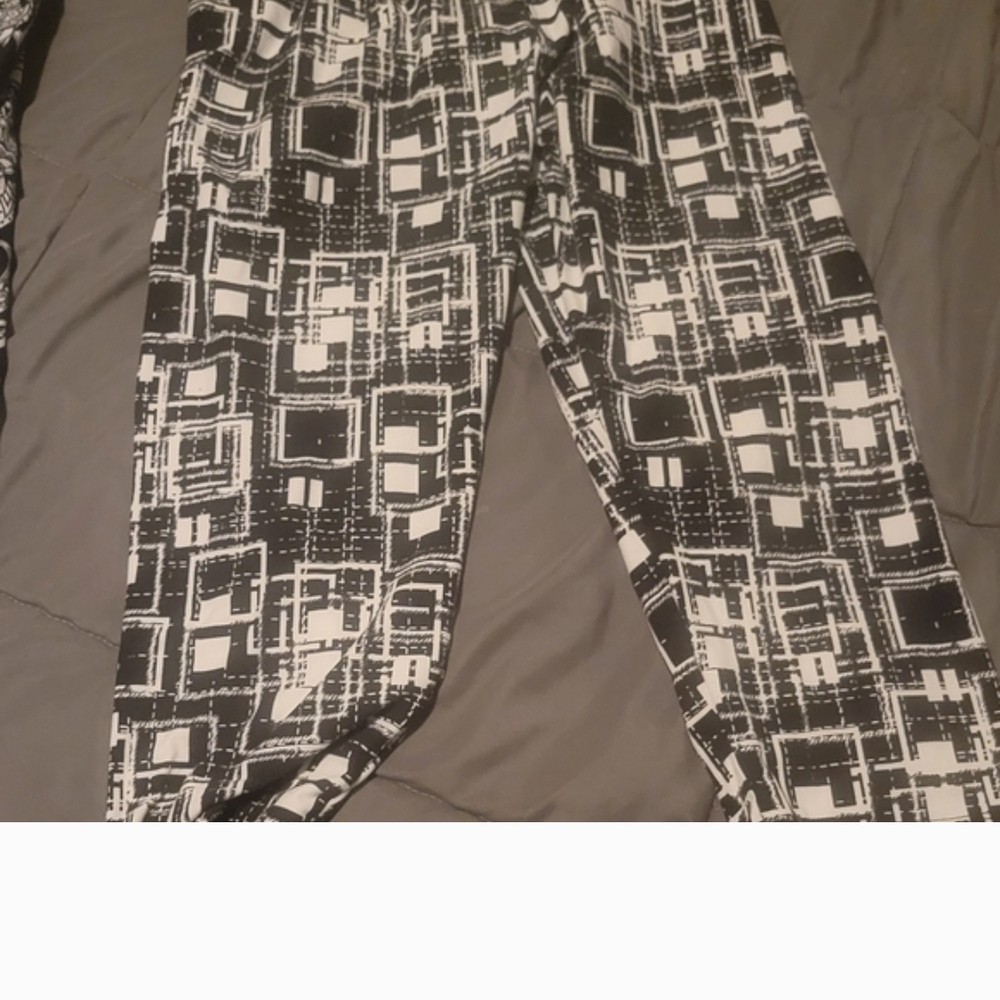 Black & White Geometric Leggings - Women